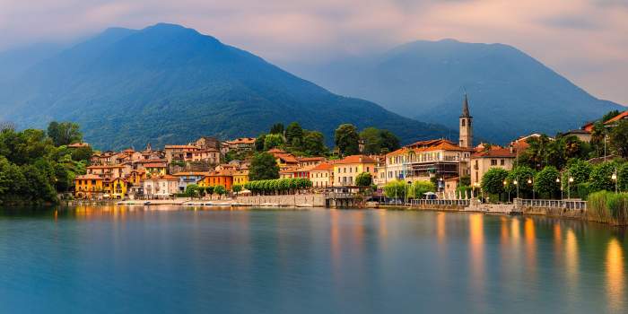 fotografie panoramică a unei seri după apusul soarelui în satul Mergozzo, o comună și situat pe Lacul Mergozzo în provincia italiană Verb