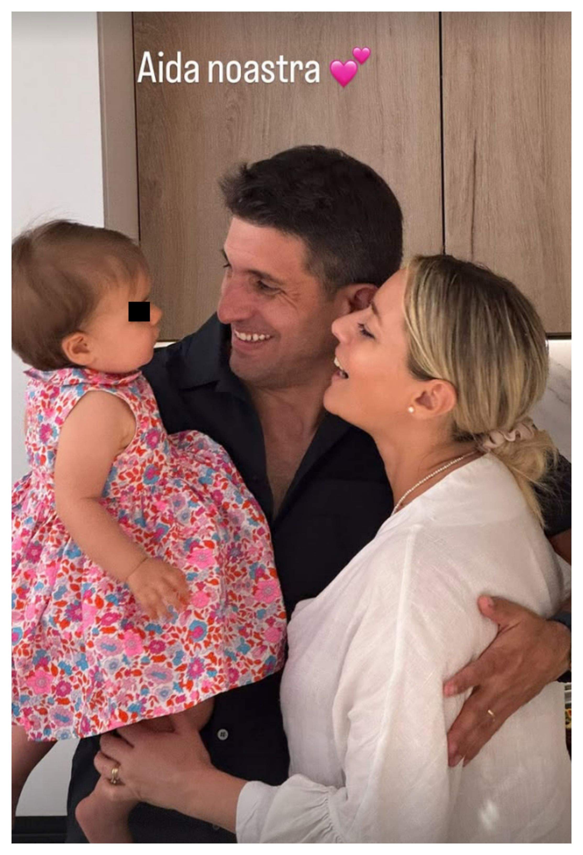 Laura Cosoi și soțul, sărut pasional! Imagini superbe cu prezentatoarea de la Vacanță de vedetă și familia / FOTO