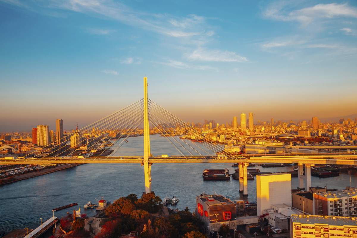 Portul Osaka și peisajul urban de pe roata ferris Tempozan din Japonia