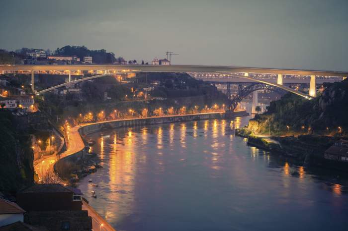 Prezentare generală a orașului Porto, Portugalia, noaptea. Plan orizontal