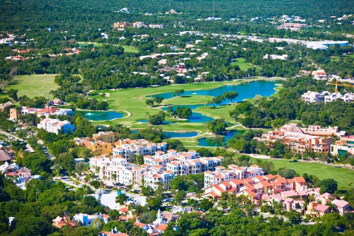 Vedere din unghi înalt a clădirilor dintr-un oraș, Playa Del Carmen, Quintana Roo, Mexic