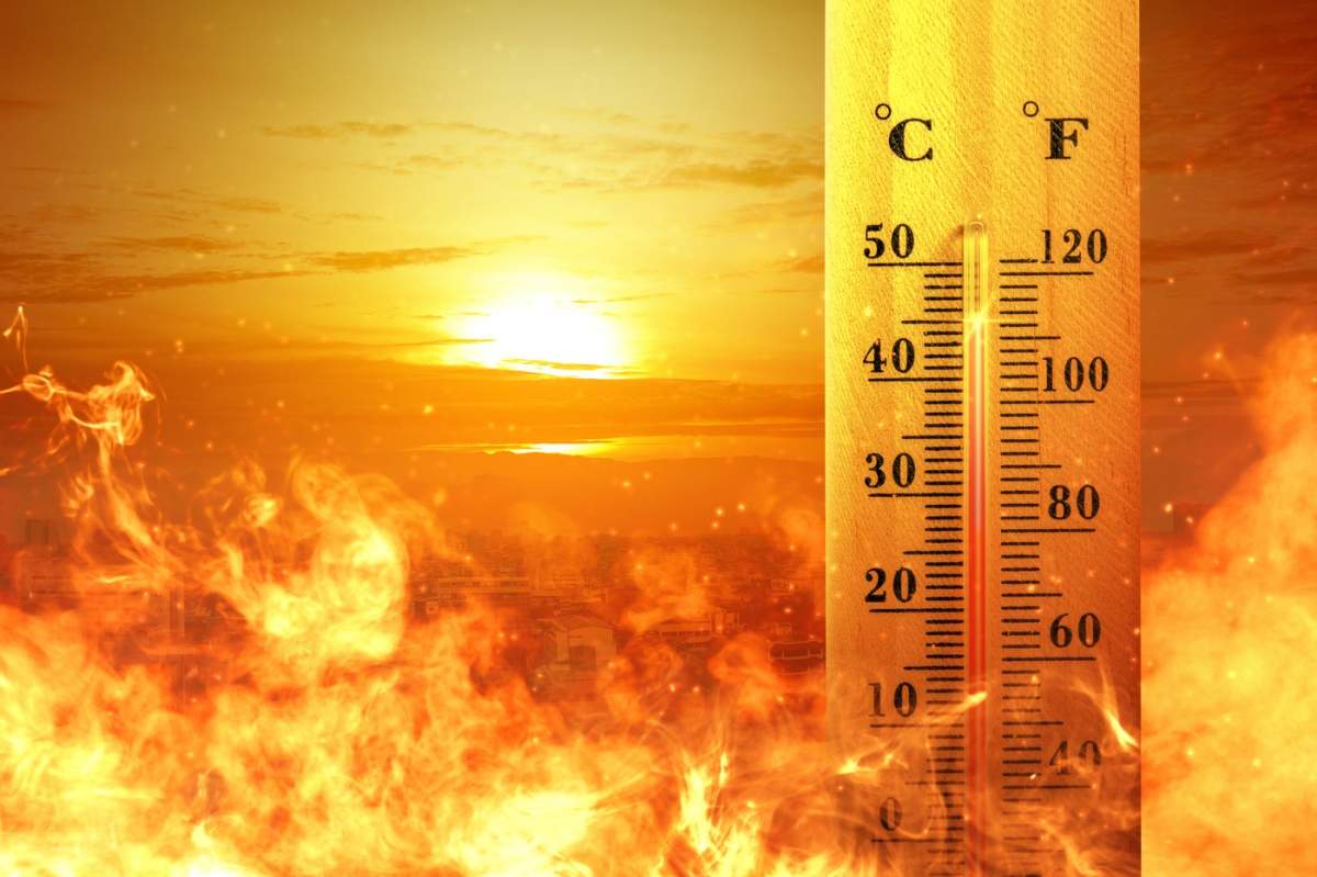 Termometru cu temperatură ridicată pe fundalul orașului cu soare strălucitor
