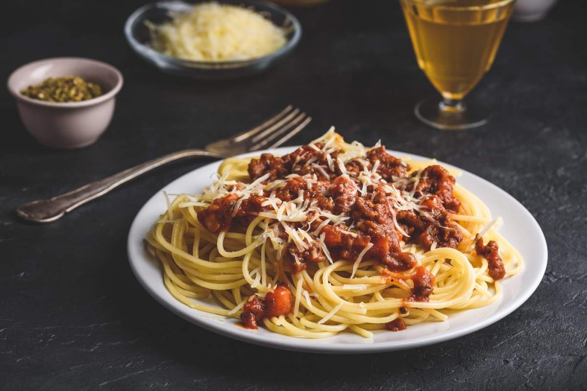 Spaghete cu sos bolognez și parmezan ras
