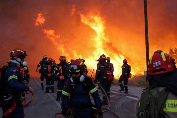 Incendii pe o celebră insulă din Grecia preferată de români! 16 sate au fost evacuate / FOTO