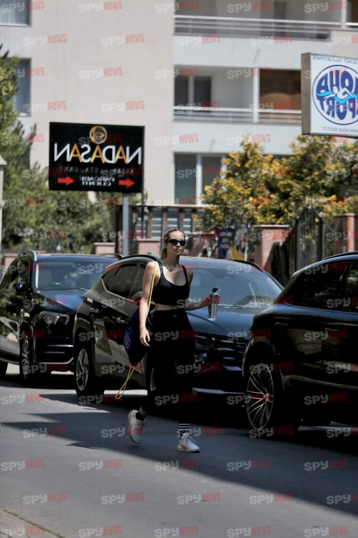 Când iese Otniela pe stradă, toată lumea rămâne fără suflare! Influenceriţa arată impecabil în colanţi / PAPARAZZI