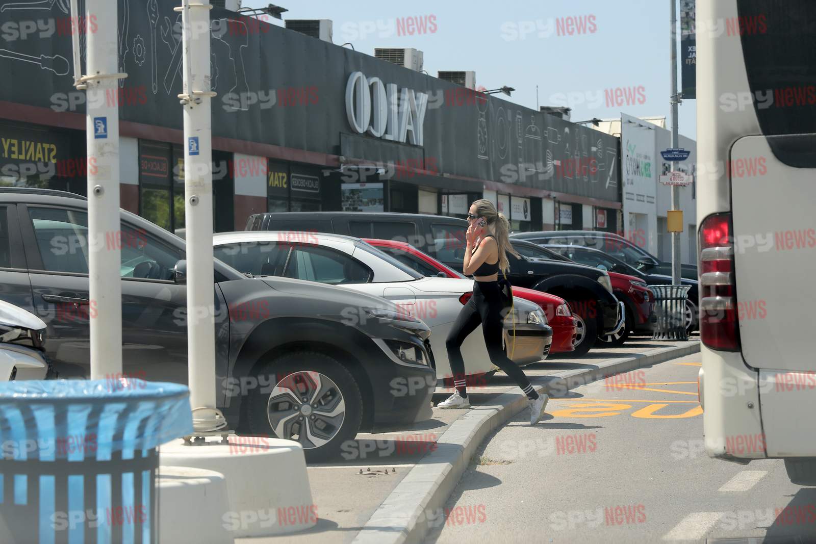 Când iese Otniela pe stradă, toată lumea rămâne fără suflare! Influenceriţa arată impecabil în colanţi / PAPARAZZI