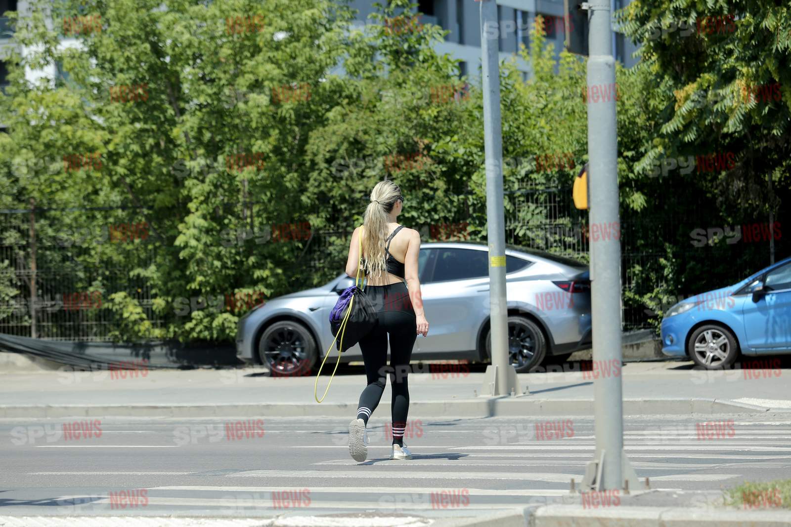 Când iese Otniela pe stradă, toată lumea rămâne fără suflare! Influenceriţa arată impecabil în colanţi / PAPARAZZI