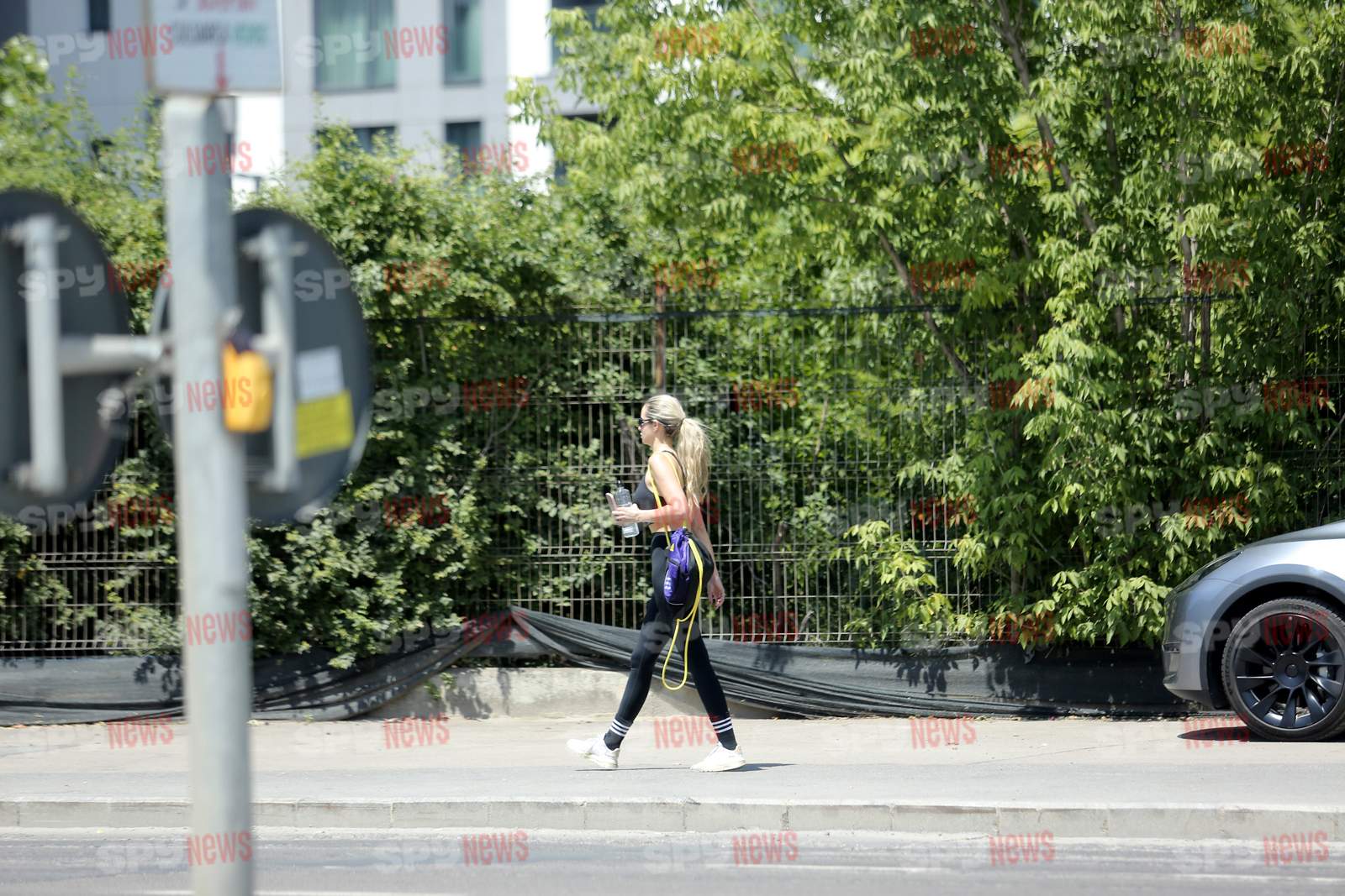 Când iese Otniela pe stradă, toată lumea rămâne fără suflare! Influenceriţa arată impecabil în colanţi / PAPARAZZI