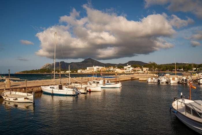 Port mic cu bărci de pescuit tipice majorcane, Llaut în Es Barcares, Alcudia, Mallorca, Insulele Baleare, Spania