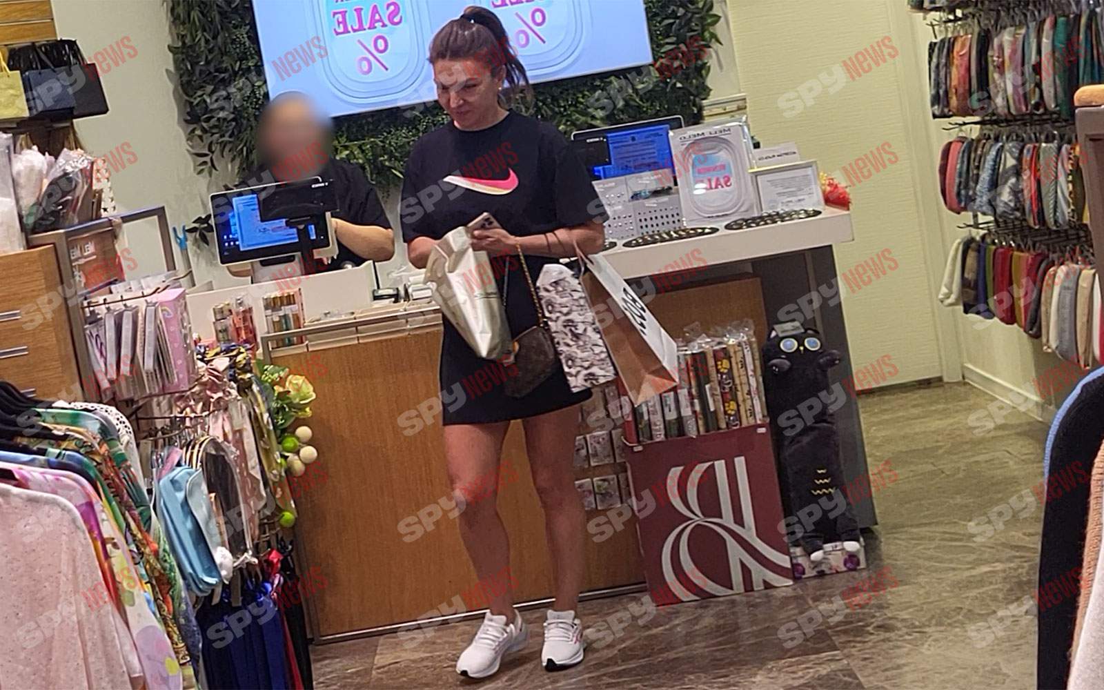 Simona Halep, lecţie de modestie! Are o avere estimată la 40 de milioane de euro, dar îşi cumpără accesorii de 40 de lei / PAPARAZZI