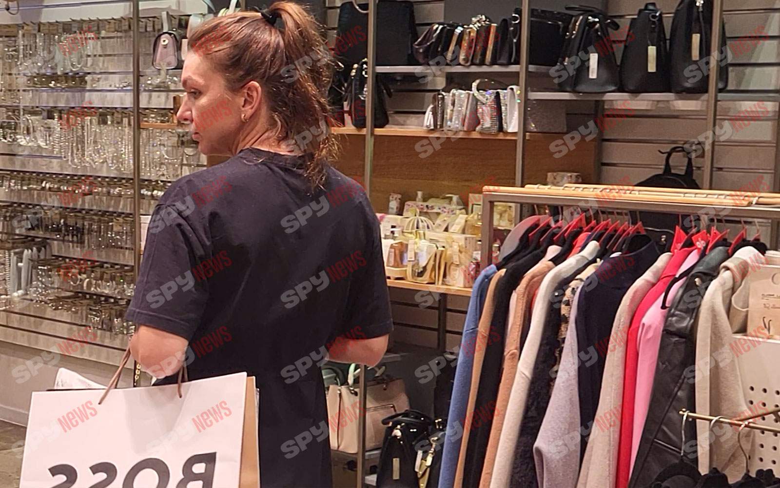 Simona Halep, lecţie de modestie! Are o avere estimată la 40 de milioane de euro, dar îşi cumpără accesorii de 40 de lei / PAPARAZZI