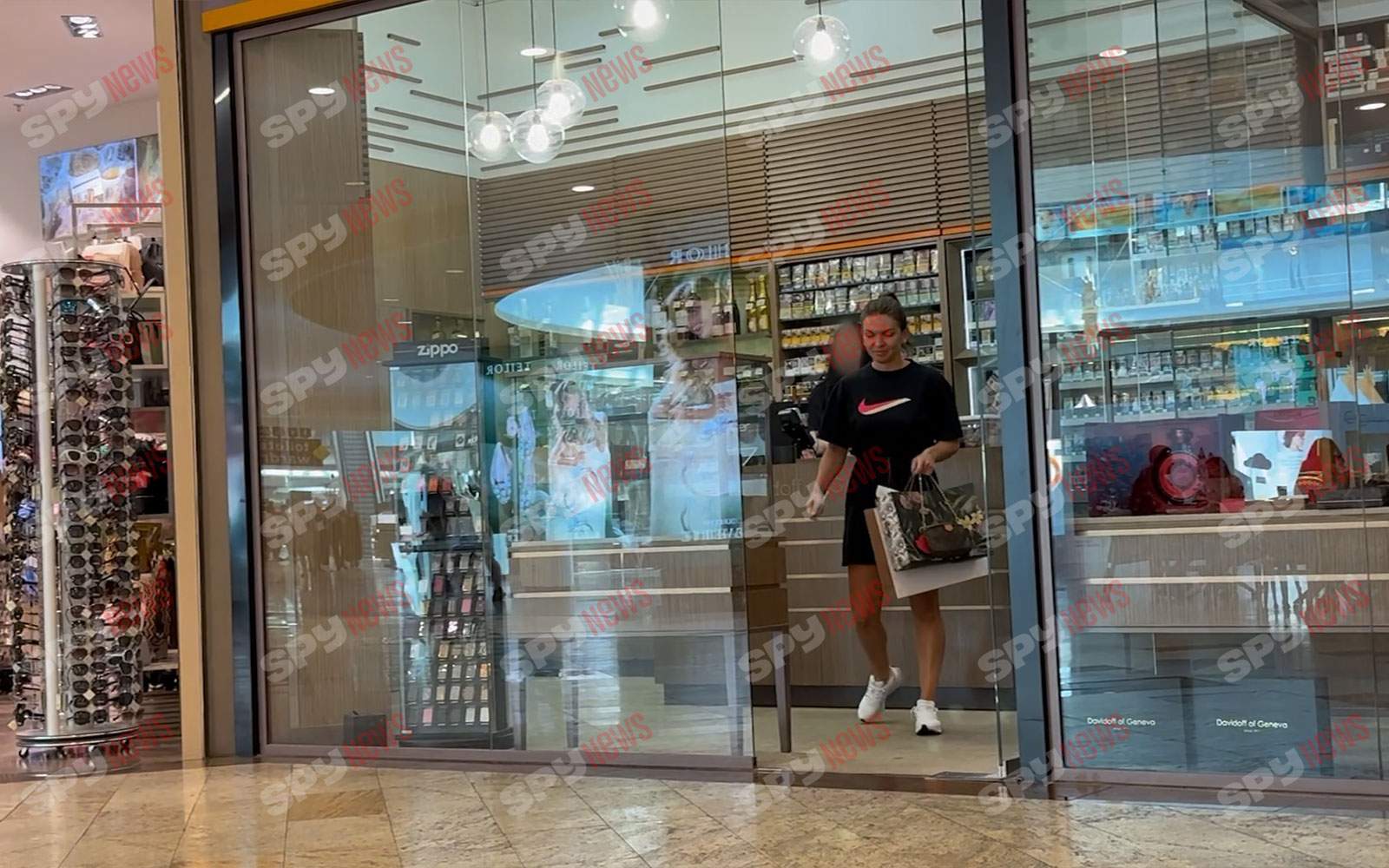 Simona Halep, lecţie de modestie! Are o avere estimată la 40 de milioane de euro, dar îşi cumpără accesorii de 40 de lei / PAPARAZZI