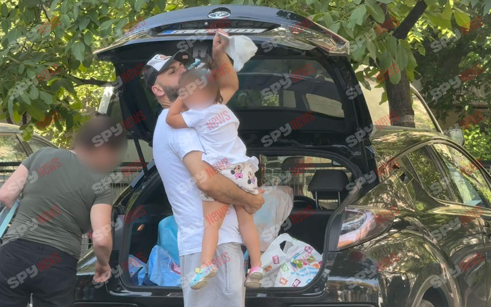 Imagini exclusive cu Alex Marcu şi fetiţa! Cine îl ajută după ce soţia lui, Teodora Marcu, a fost executată în plină stradă | VIDEO