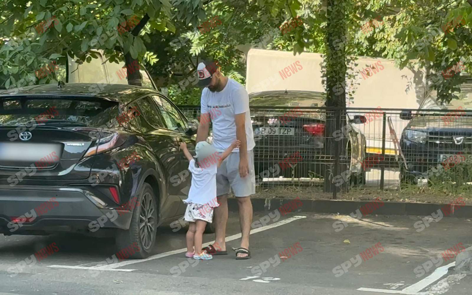 Imagini exclusive cu Alex Marcu şi fetiţa! Cine îl ajută după ce soţia lui, Teodora Marcu, a fost executată în plină stradă | VIDEO