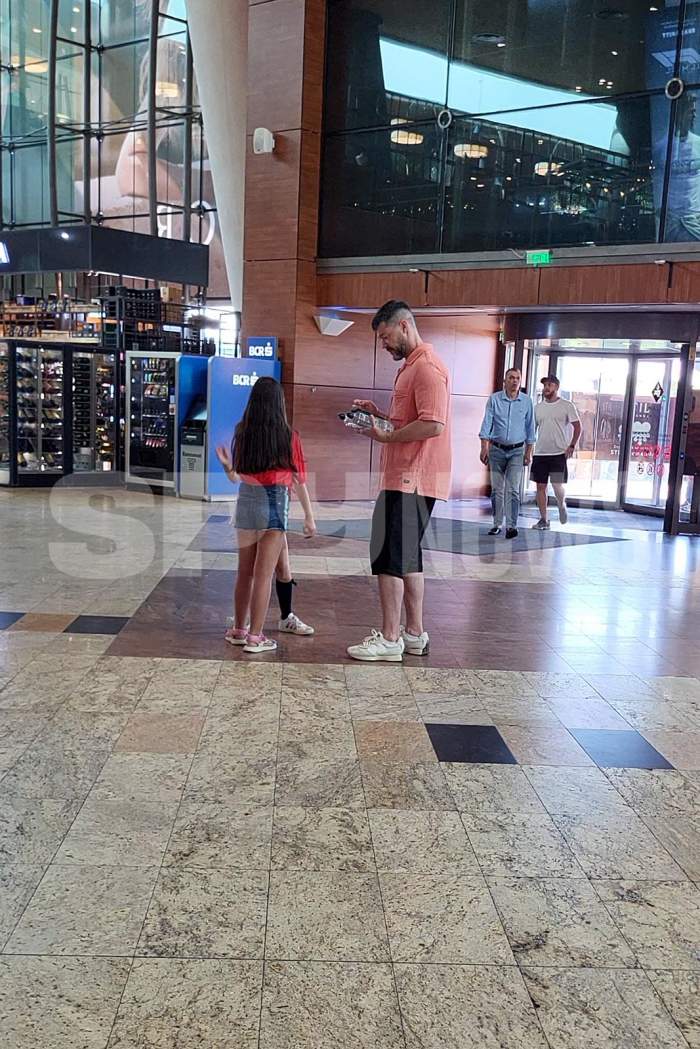 Victor Slav stă drepţi atunci când fiica lui porunceşte! Sofia şi-a scos pietena la mall şi a avut însoţitor celebru / PAPARAZZI