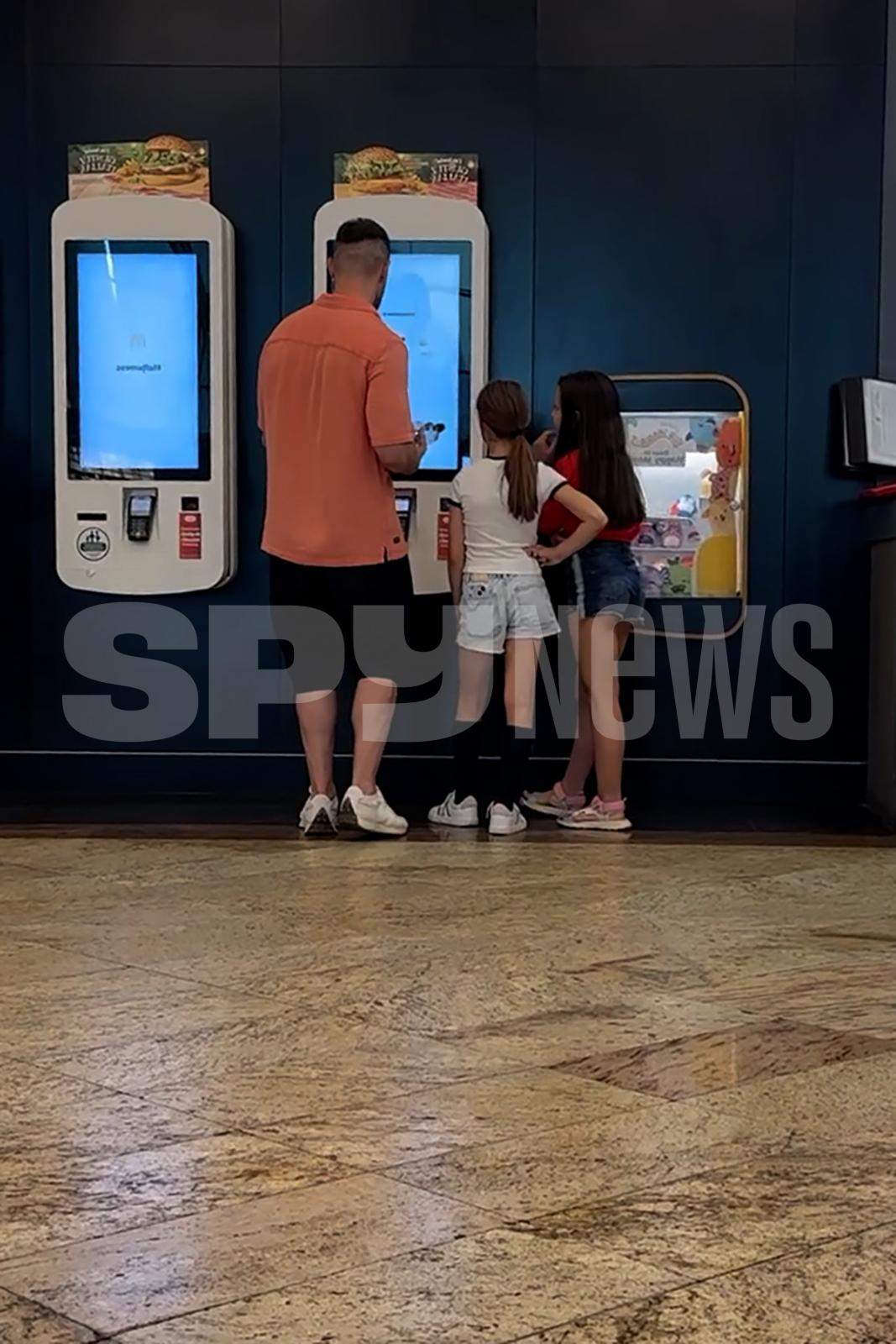 Victor Slav stă drepţi atunci când fiica lui porunceşte! Sofia şi-a scos prietena la mall şi a avut însoţitor celebru / PAPARAZZI