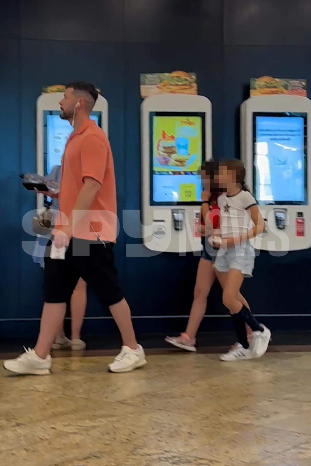 Victor Slav stă drepţi atunci când fiica lui porunceşte! Sofia şi-a scos prietena la mall şi a avut însoţitor celebru / PAPARAZZI