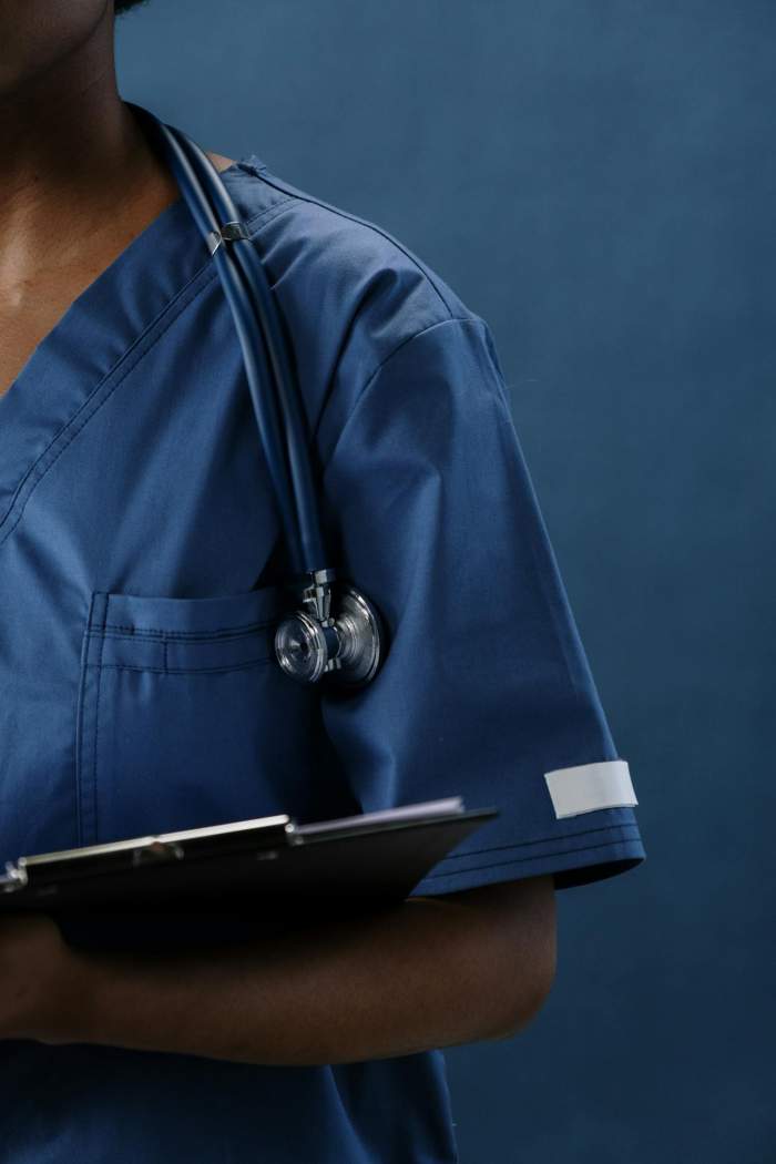 Ce este boala oaselor rupte. Un băiat din Cluj, întors din Indonezia, a fost diagnosticat