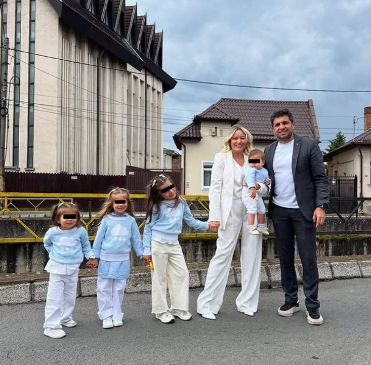 laura cosoi cu cele 4 fetite si familia ei