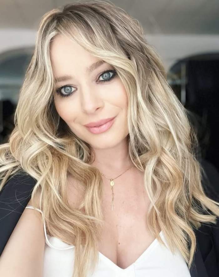 laura cosoi selfie