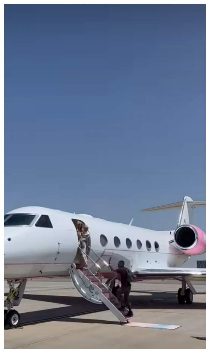 Paris Hilton a aterizat pe aeroportul din Craiova. Primele imagini cu vedeta și copilul ei inainte de a ajunge la festival