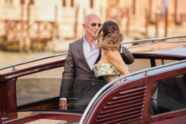 Ce meniu au avut la nuntă Jeff Bezos și Lauren Sánchez. Tortul a fost pregătit de un celebru cofetar francez