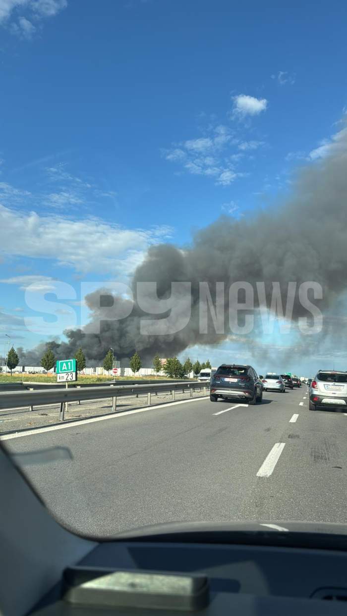 Incendiu devastator pe A1! O hală a luat foc și arde de patru ore! Imagini exclusive | VIDEO