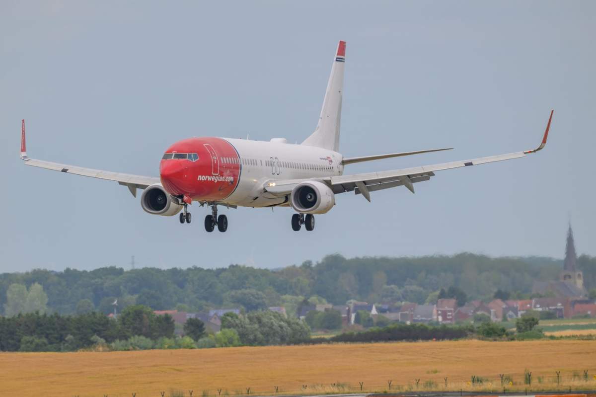 Un Boeing 737-8JP Norwegian (Vilhelm Bjerknes Livery) aterizează pe Aeroportul Internațional Zaventem din Bruxelles, Belgia, la 27 iunie 2025. Aeroportul Internațional Bruxelles Aviation, Belgia - 28 iunie 2025