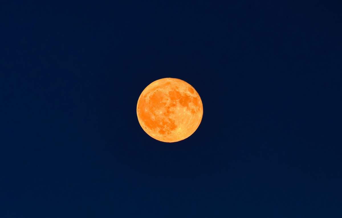 Luna plină portocalie strălucitoare pe cerul nopții, Luna căpșunilor, Bavaria, Germania, Europa