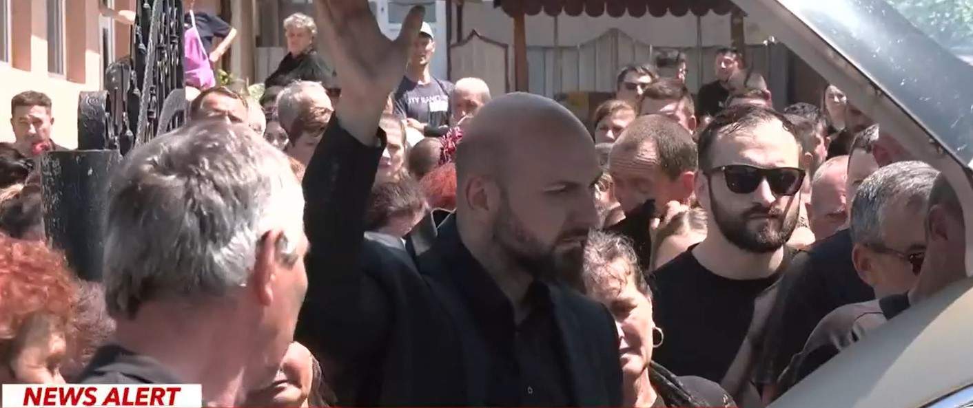 Primele imagini de la înmormântarea Teodorei Marcu! Soțul ei, Alex, își ia rămas bun de la ea | FOTO