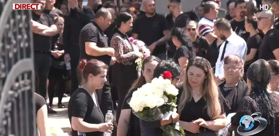 Primele imagini de la înmormântarea Teodorei Marcu! Soțul ei, Alex, își ia rămas bun de la ea | FOTO