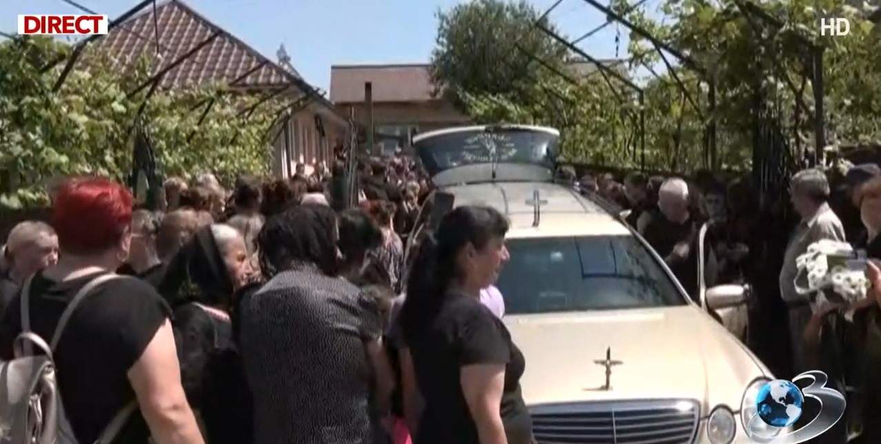 Primele imagini de la înmormântarea Teodorei Marcu! Soțul ei, Alex, își ia rămas bun de la ea | FOTO