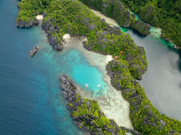 Laguna Cadlao cu apă de mare turcoaz transparentă cu corali în El Nido, Filipine