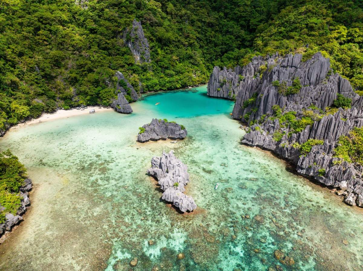Laguna Cadlao cu apă de mare turcoaz transparentă cu corali în El Nido, Filipine