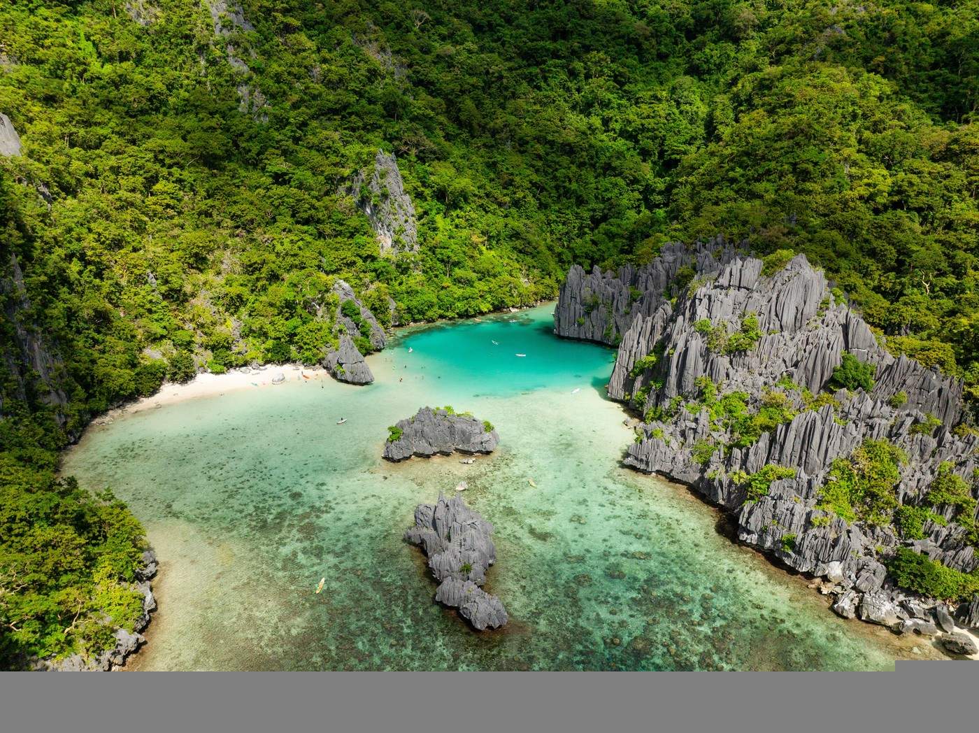 Laguna Cadlao cu apă de mare turcoaz transparentă cu corali în El Nido, Filipine