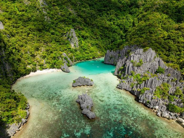 Laguna Cadlao cu apă de mare turcoaz transparentă cu corali în El Nido, Filipine
