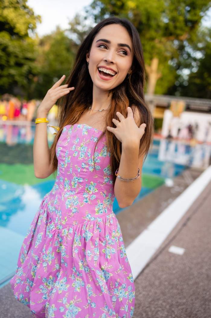 Andra Gogan poartă o rochie roz