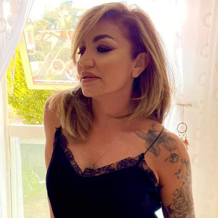 Larisa Uta poarta o rochie neagra