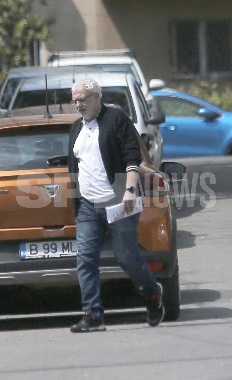 Cătălin Crişan s-a izolat de când s-a despărţit de iubita care i-ar fi făcut plângere la poliţie! Iese din casă doar dacă trebuie neapărat / PAPARAZZI