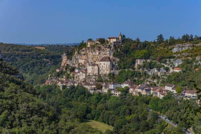 Orașul medieval Rocamadour din canionul Alzou care se înalță în niveluri succesive pe marginea unei stânci, în departamentul Lot, Franța
