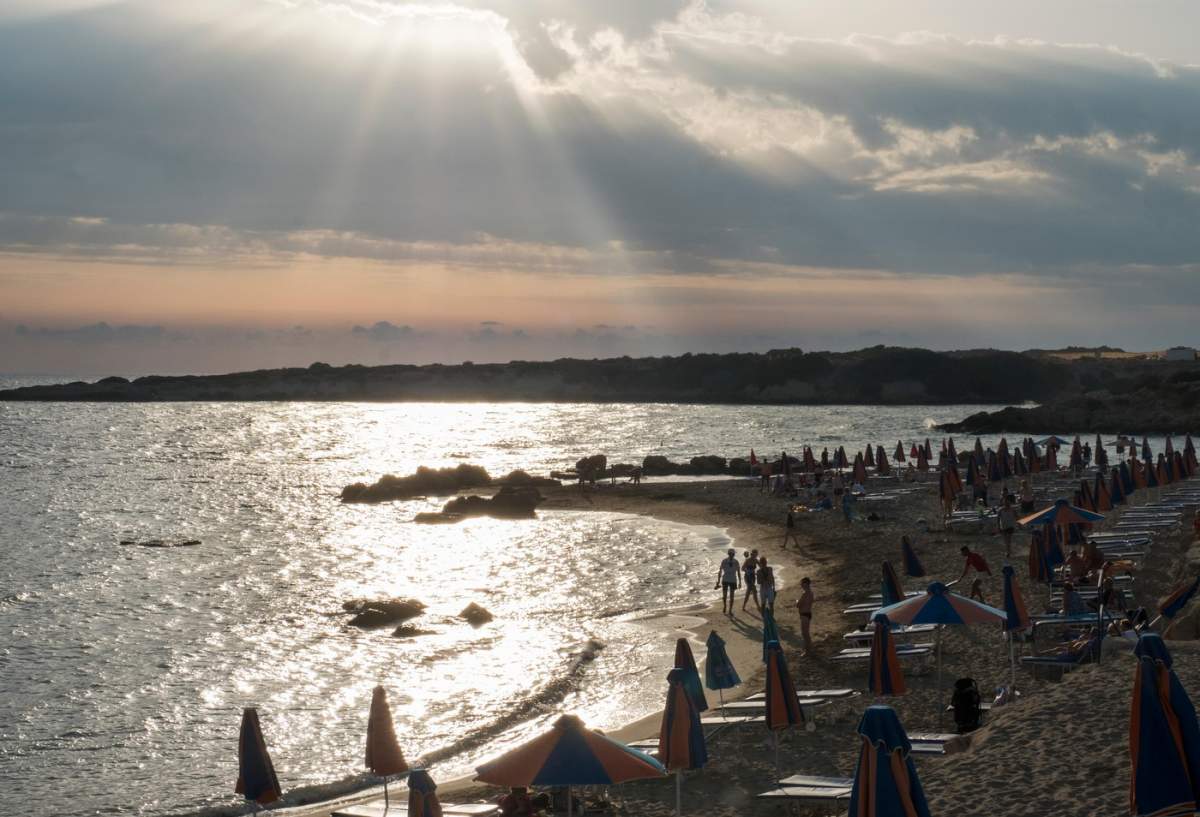 Anunț de ultimă oră! Soare periculos pe litoral, radiații UV la nivel extrem. Meteorologii au prelungit codurile de caniculă