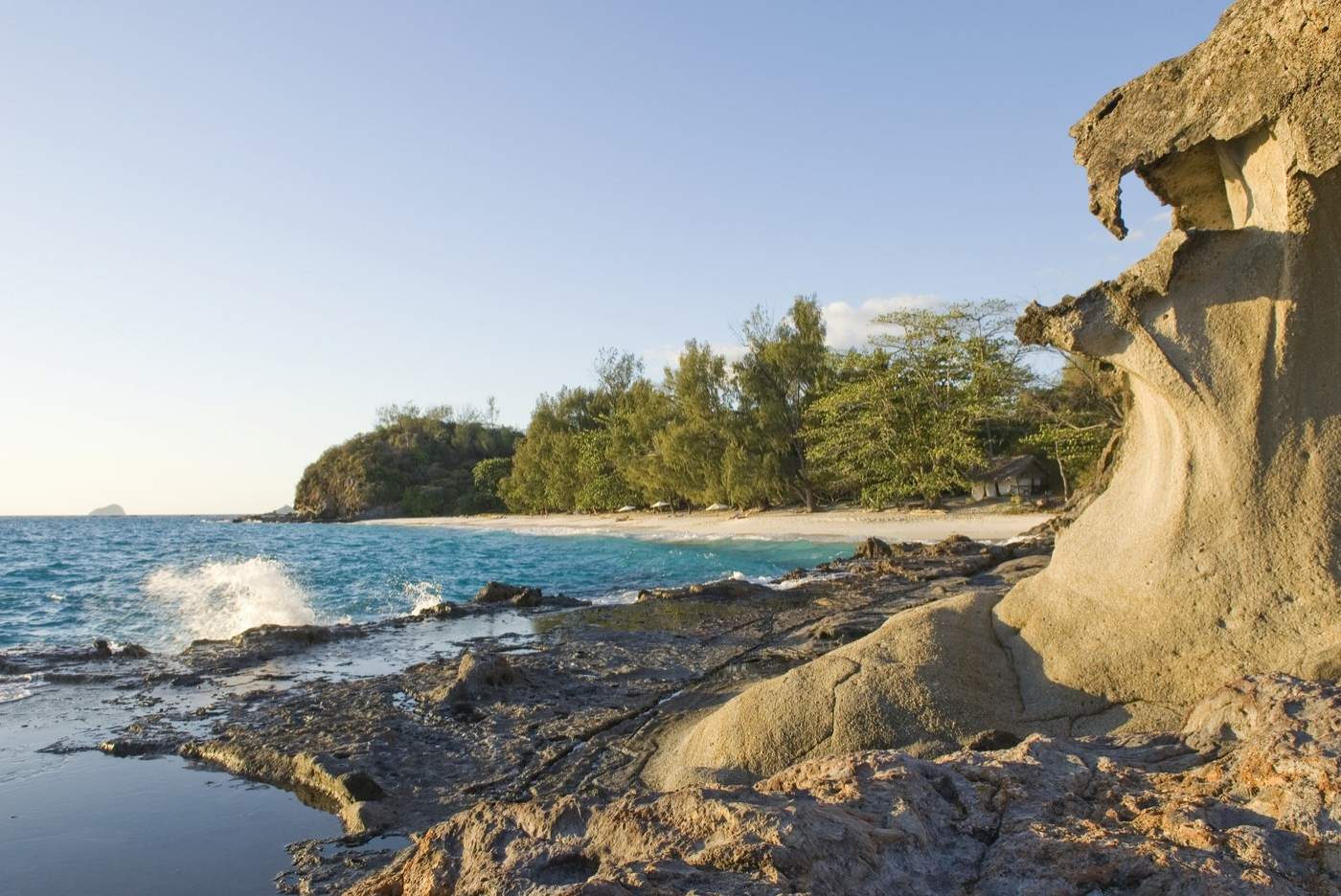 Parte stâncoasă a coastei insulei Tsarabanjina, arhipelagul Mitsio, Republica Madagascar, Oceanul Indian