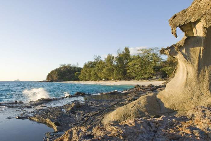 Parte stâncoasă a coastei insulei Tsarabanjina, arhipelagul Mitsio, Republica Madagascar, Oceanul Indian