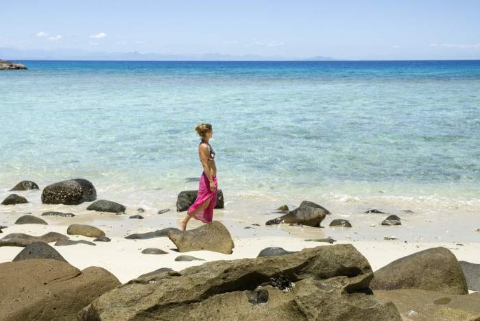 Tânără femeie mergând pe plajă, insula Tsarabanjina, arhipelagul Mitsio, Republica Madagascar, Oceanul Indian