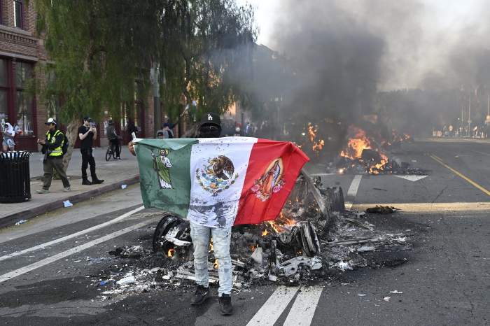 Protestatarii s-au ciocnit cu poliția în Los Angeles, în timp ce administrația Trump continuă raidurile împotriva imigranților.
