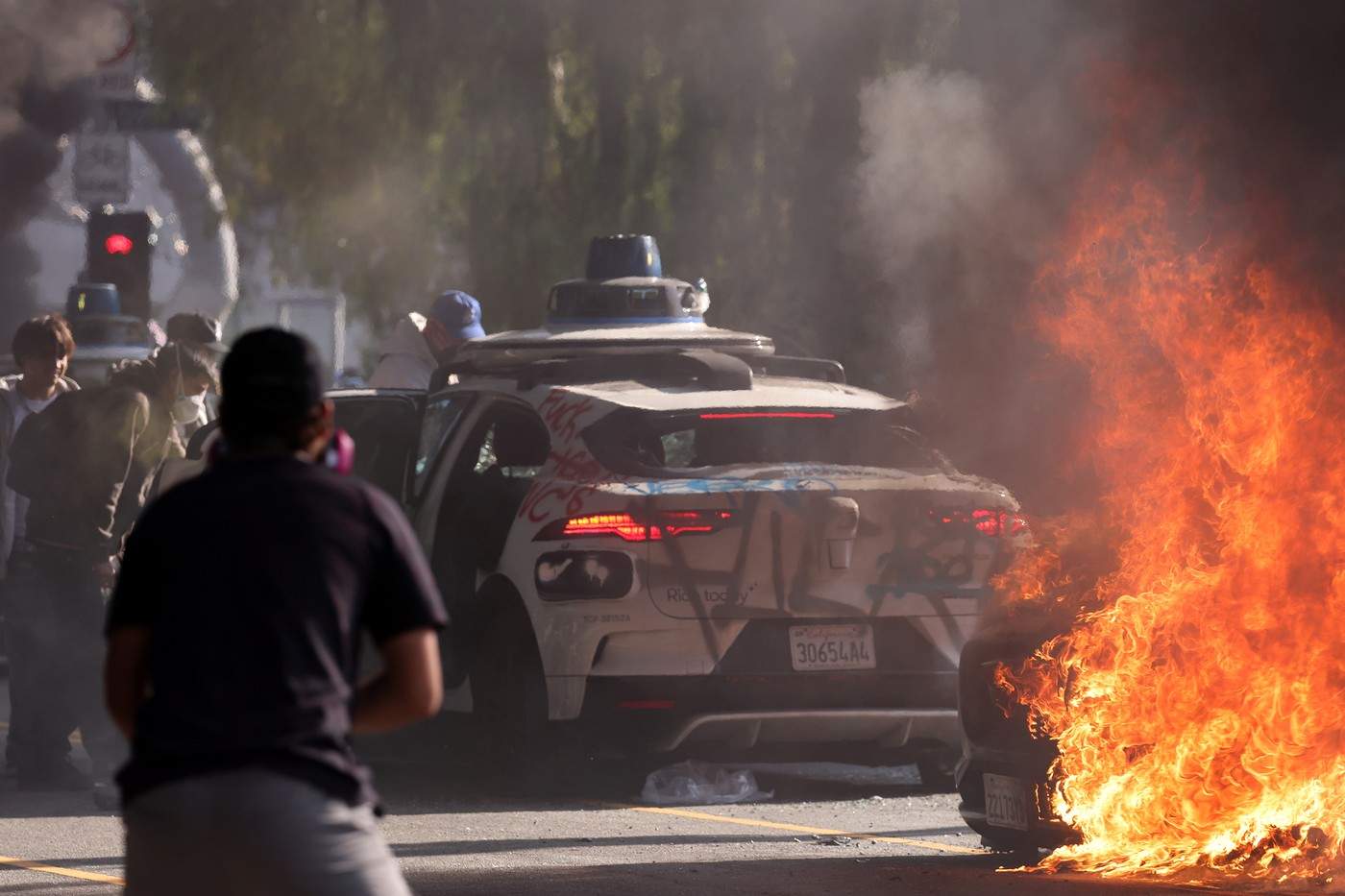 Taxiurile autonome Waymo au ars în centrul orașului Los Angeles în a treia zi de proteste împotriva ICE și a politicii de imigrare a lui Donald Trump.