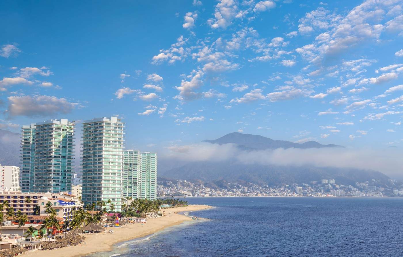 Vacanță în Puerto Vallarta, Mexic. Vederi pitorești la ocean și plajă în Nuevo Puerto Vallarta.