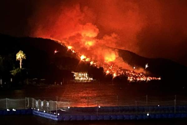 Insula Thassos arde în plin sezon turistic! Imagini apocalitice cu incendiul care domină celebra destinație din Grecia | FOTO