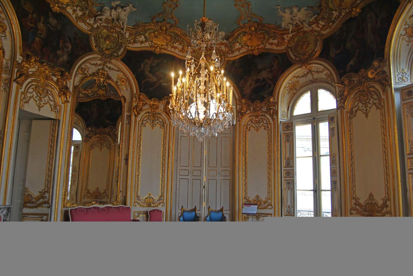 O cameră cunoscută drept Salon ovale de la princesse, la Musee des Archives Nationales din Hotel de Soubise din Paris. Vedeți cu atenție