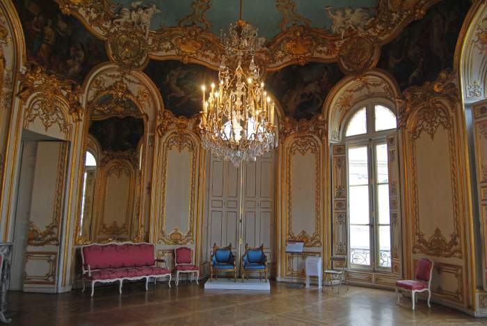 O cameră cunoscută drept Salon ovale de la princesse, la Musee des Archives Nationales din Hotel de Soubise din Paris. Vedeți cu atenție